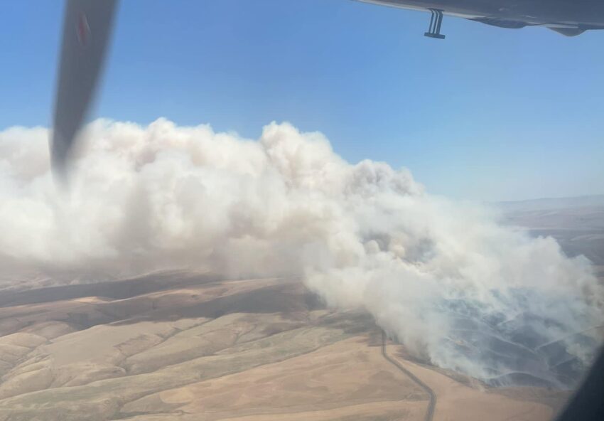Smoke from a wildfire as seen from the cockpit of an airplane flying over